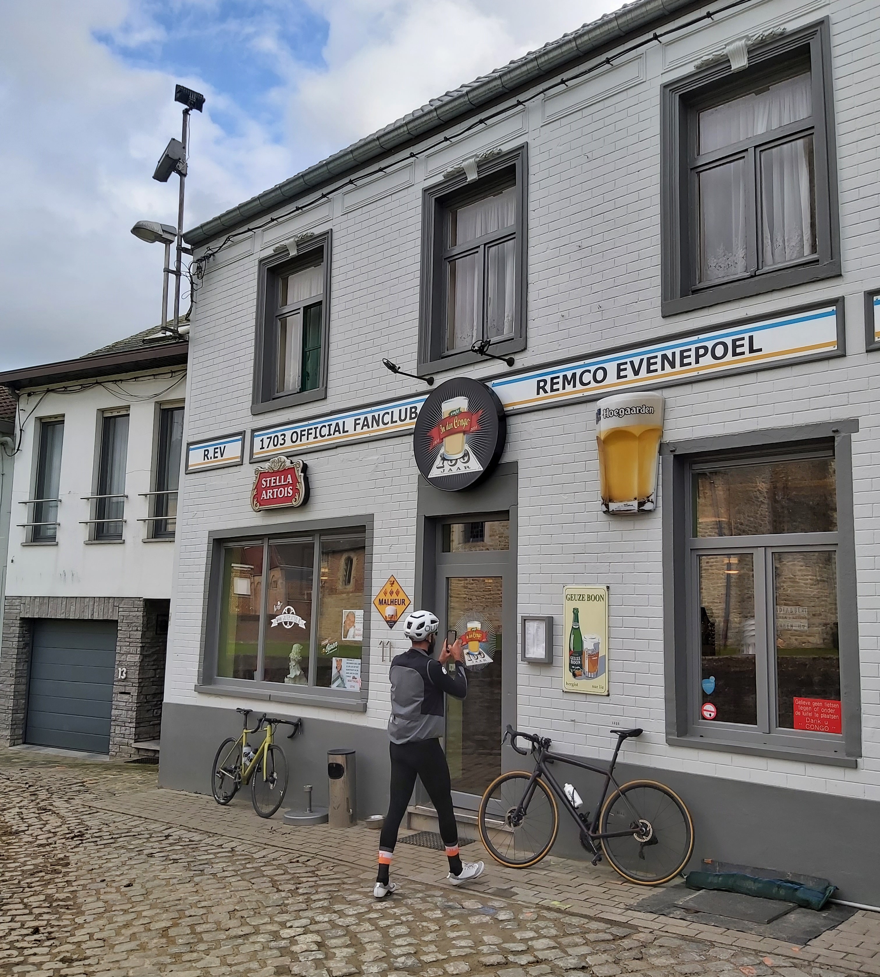 Cyclist entering In den Congo bar