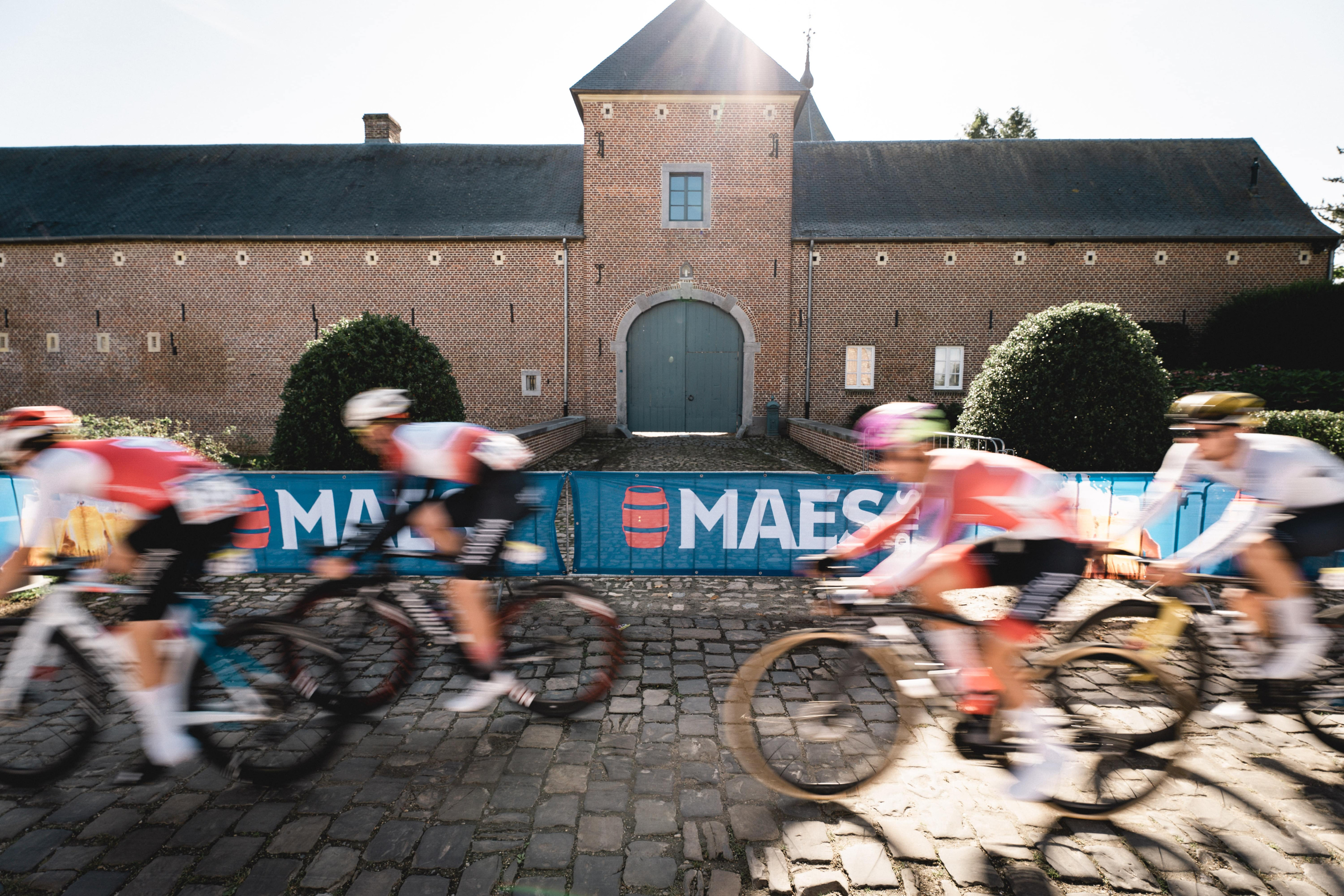 Peloton at Printhagendreef during2024 Road European Championships in Limburg