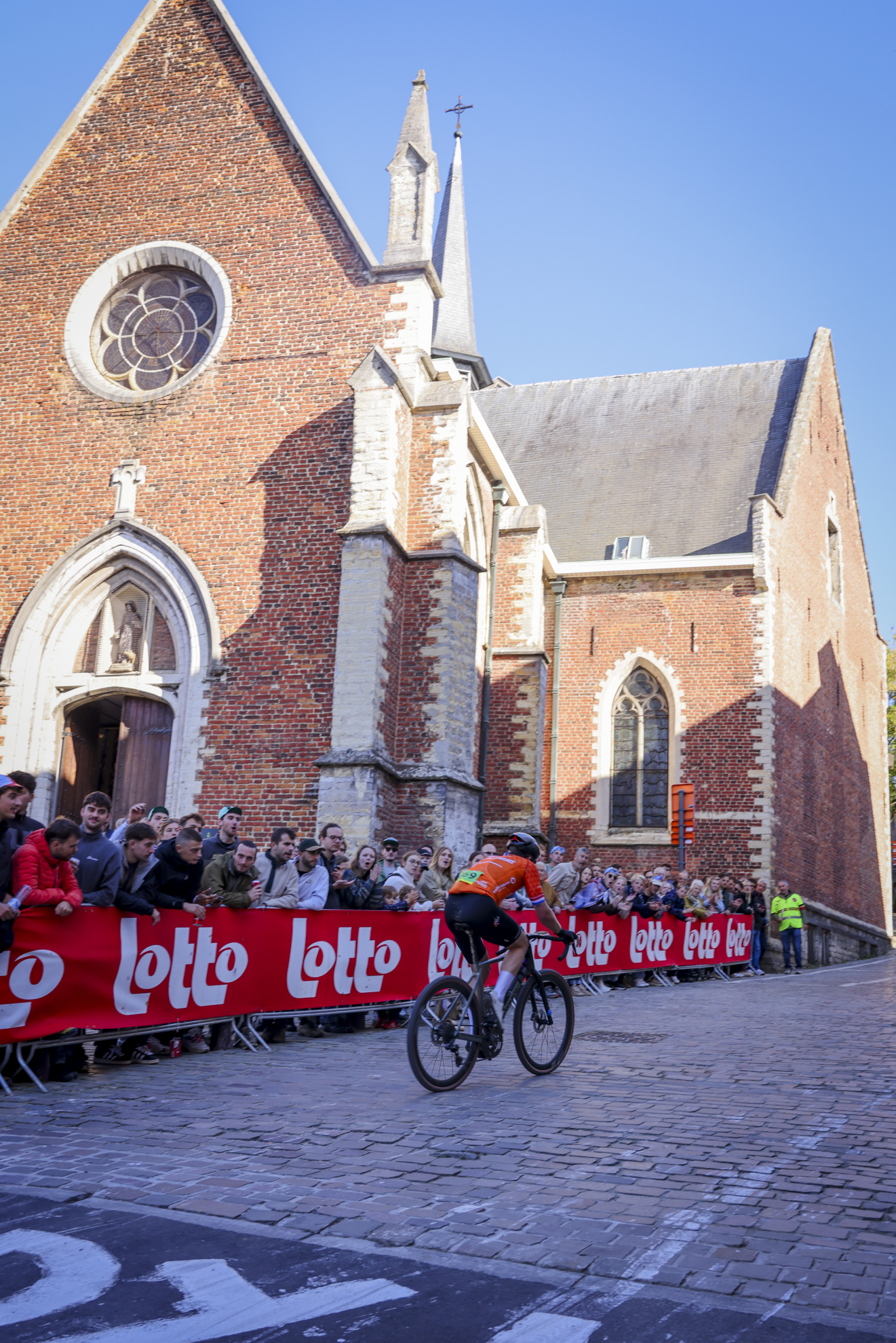 Grael cyclists riding up Ramberg in Leuven during gravel world championships