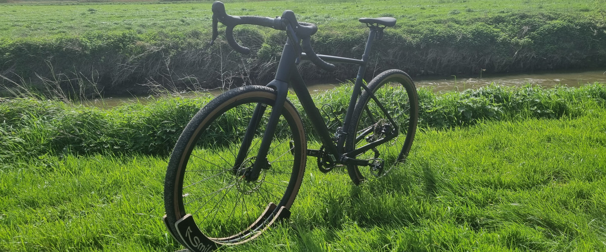 gravelbike in grass